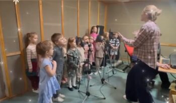 В ОЖИДАНИИ РОЖДЕСТВА I МАЛЫШИ СОЗДАЮТ СВОЙ НОМЕР